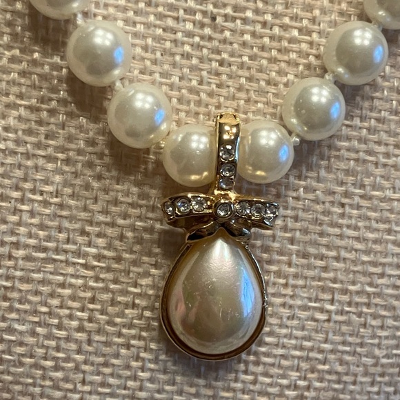 Roman Jewelry - ROMAN SIGNED GLASS PEARLS WITH BEAUTIFUL PENDANT